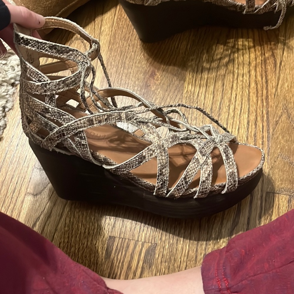 Kenneth Cole plat form wedges